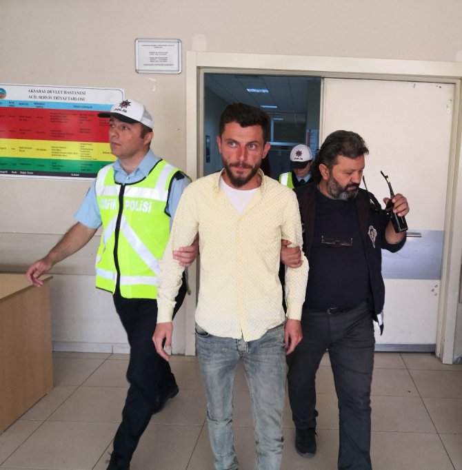Otomobilin hızını sabitleyen sürücü yolcu koltuğuna oturdu