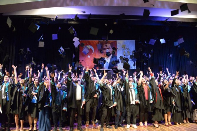 SÜ Sosyal Bilimler MYO’da mezuniyet coşkusu