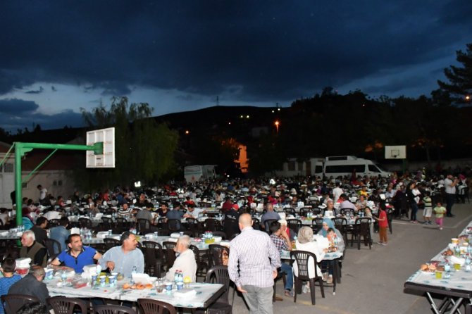 Aksaray Belediyesi, vatandaşları mahalle iftarında buluşturuyor