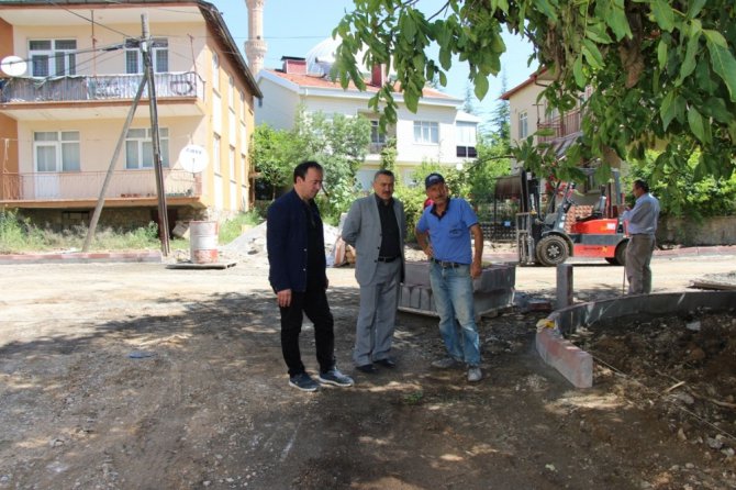 Başkan Tutal, kaldırım ve peyzaj düzenleme çalışmalarını inceledi