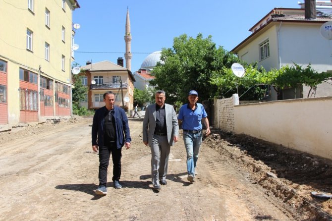Başkan Tutal, kaldırım ve peyzaj düzenleme çalışmalarını inceledi