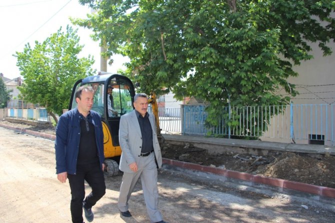 Başkan Tutal, kaldırım ve peyzaj düzenleme çalışmalarını inceledi
