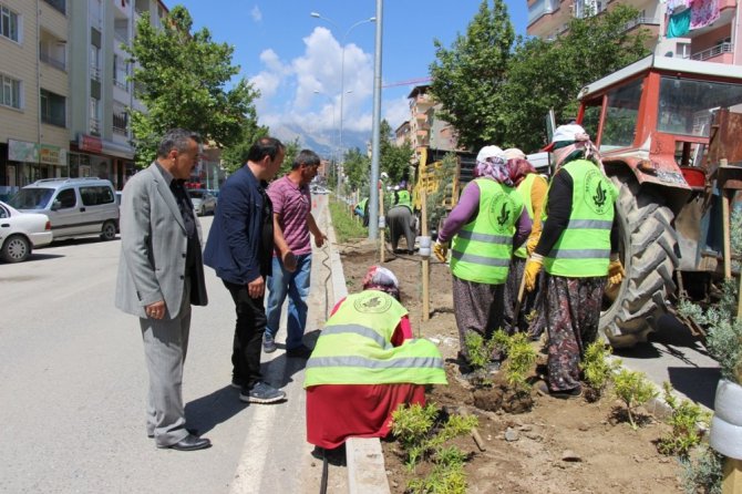 Başkan Tutal, kaldırım ve peyzaj düzenleme çalışmalarını inceledi
