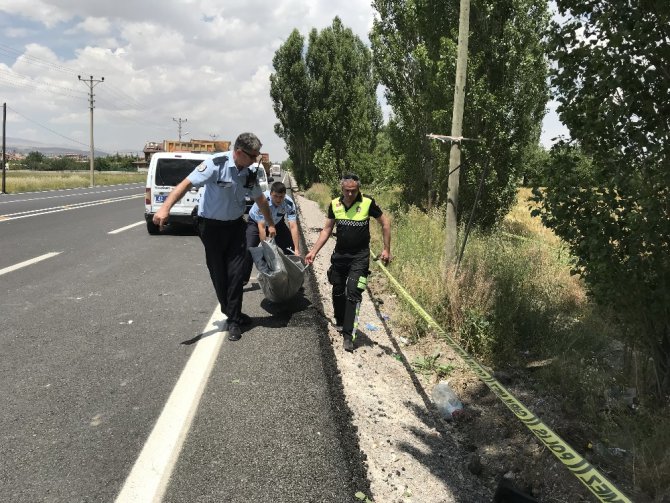 Kamyonet önce motosiklete sonra da ağaca çarptı: 1 ölü, 4 yaralı
