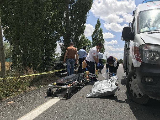 Kamyonet önce motosiklete sonra da ağaca çarptı: 1 ölü, 4 yaralı