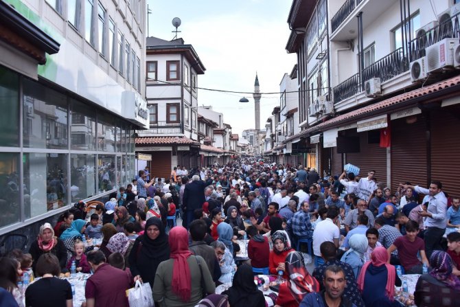 Tarihi bedesten çarşısında iftar programı