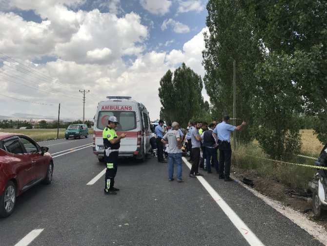 Kamyonet önce motosiklete sonra da ağaca çarptı: 1 ölü, 4 yaralı