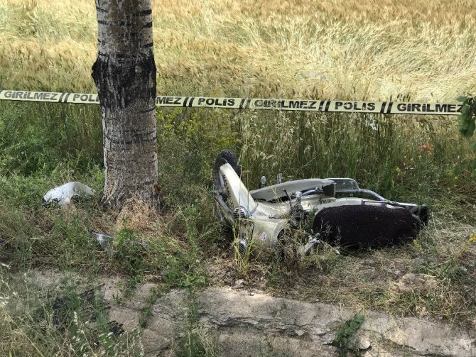 Kamyonet önce motosiklete sonra da ağaca çarptı: 1 ölü, 4 yaralı