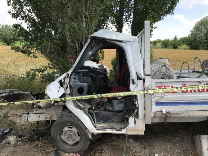 Kamyonet önce motosiklete sonra da ağaca çarptı: 1 ölü, 4 yaralı