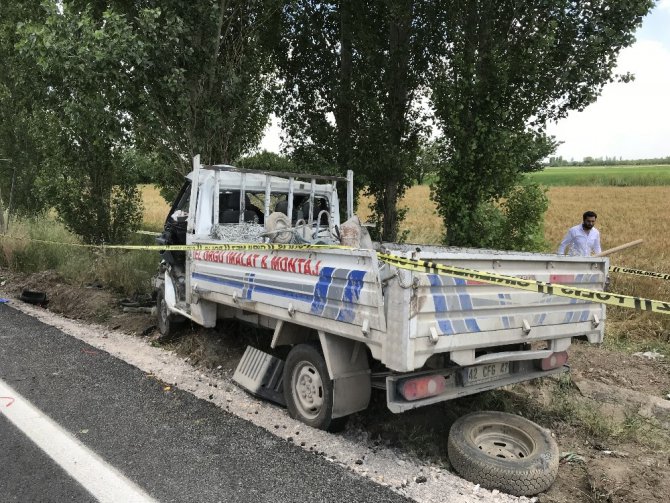 Kamyonet önce motosiklete sonra da ağaca çarptı: 1 ölü, 4 yaralı