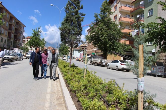 Başkan Tutal, kaldırım ve peyzaj düzenleme çalışmalarını inceledi