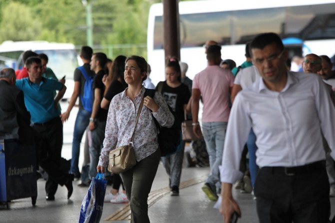 Konya şehirler arası otobüs terminalinde bayram yoğunluğu