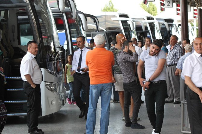 Konya şehirler arası otobüs terminalinde bayram yoğunluğu