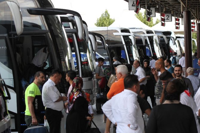 Konya şehirler arası otobüs terminalinde bayram yoğunluğu