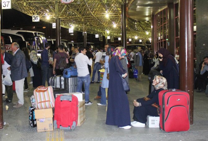 Konya şehirler arası otobüs terminalinde bayram yoğunluğu