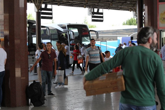 Konya şehirler arası otobüs terminalinde bayram yoğunluğu