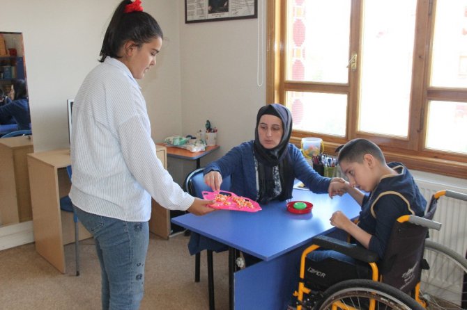 Otizm hastası Merve annesinin azmiyle konuşmaya başladı