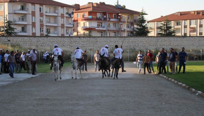 Akşehir’de eşeğe binme ve en güzel gözlü eşek yarışları yapıldı