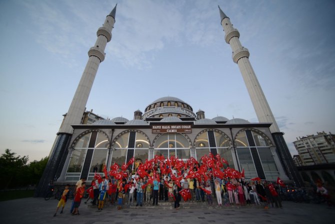 Konya’da çocuklar sabah namazına ellerinde Türk bayraklarıyla geldi