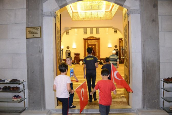 Konya’da çocuklar sabah namazına ellerinde Türk bayraklarıyla geldi