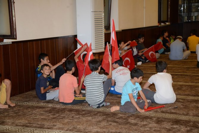 Konya’da çocuklar sabah namazına ellerinde Türk bayraklarıyla geldi