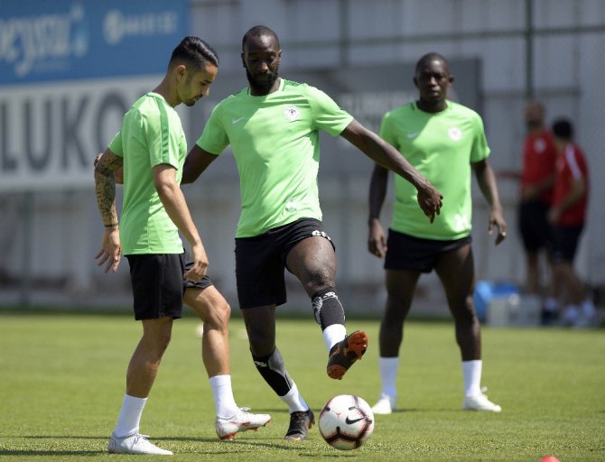 Atiker Konyaspor’da, Erzurumspor hazırlıkları sürüyor