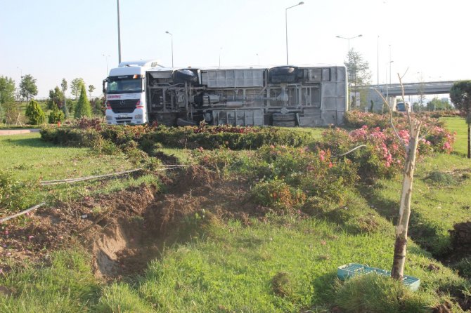 Servis midibüsü devrildi: 4 yaralı