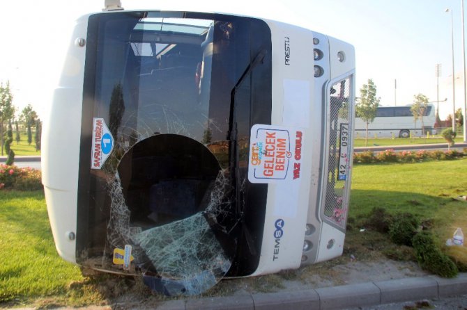 Servis midibüsü devrildi: 4 yaralı