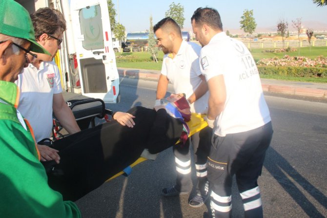 Servis midibüsü devrildi: 4 yaralı
