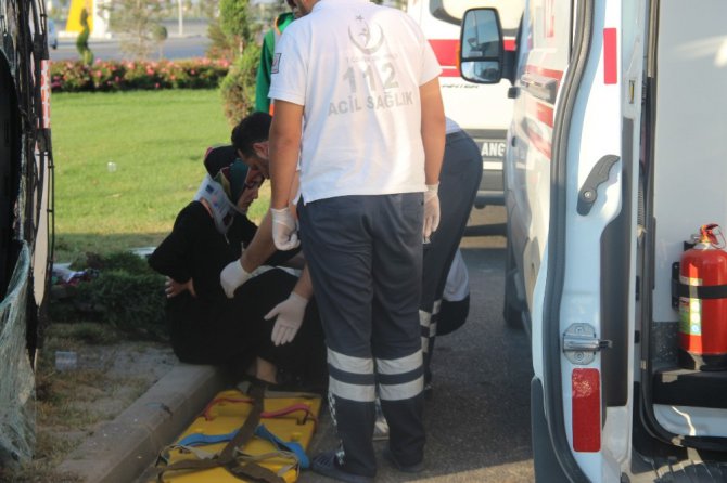 Servis midibüsü devrildi: 4 yaralı
