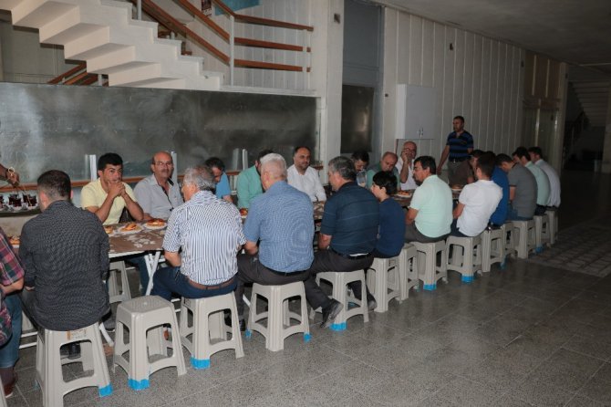 BAşkan Özaltun, akşam mahalle sakinleriyle sabah esnafla bir araya geldi