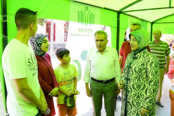 Meram Belediyesi tercih merkeziyle öğrencilerin yanında