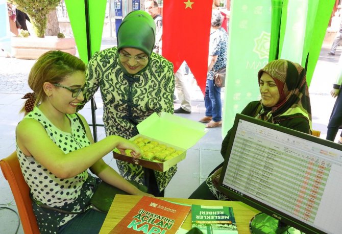 Meram Belediyesi tercih merkeziyle öğrencilerin yanında