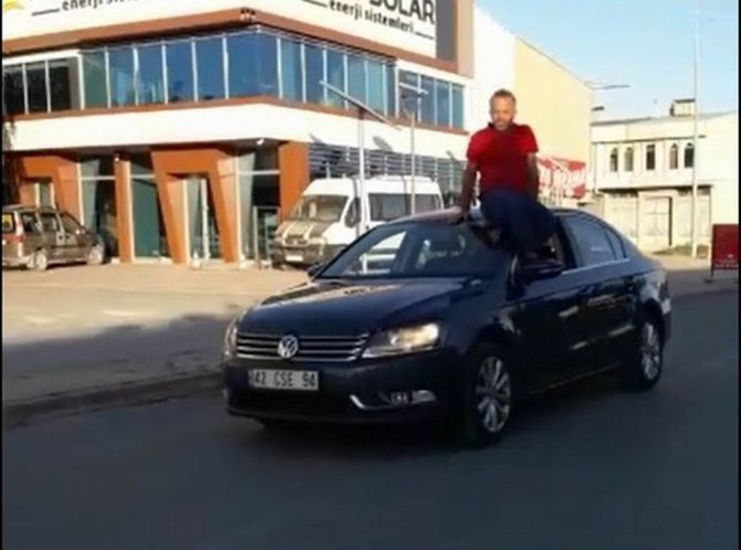 Arabayı tavanına oturup kullanan sürücüye ceza