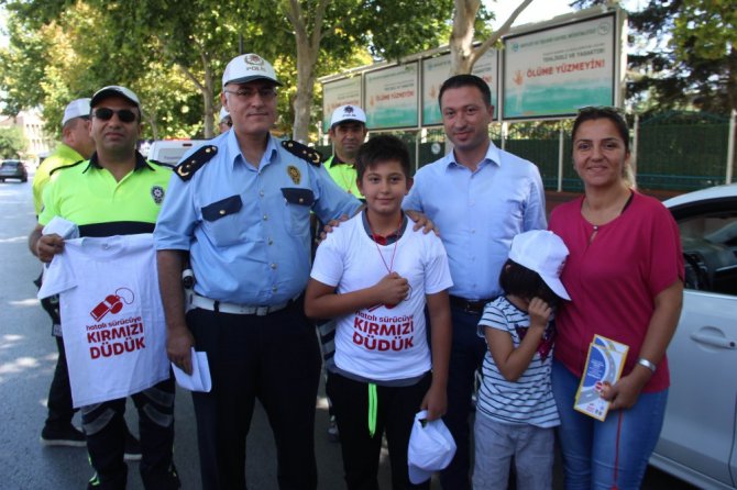 Çocuklar kırmızı düdükle trafik polisi oldu