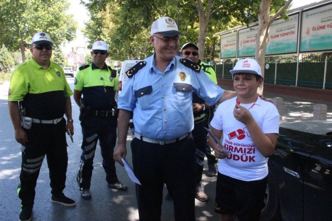 Çocuklar kırmızı düdükle trafik polisi oldu