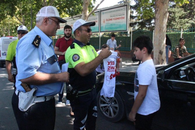 Çocuklar kırmızı düdükle trafik polisi oldu