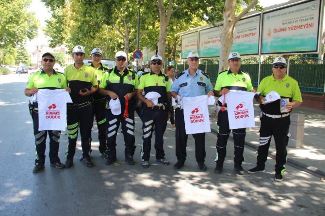 Çocuklar kırmızı düdükle trafik polisi oldu