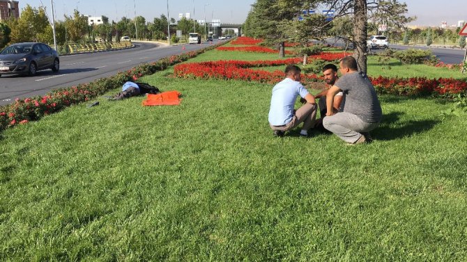 Refüjdeki çiçekleri sulamak isterken otomobilin çarpması sonucu öldü