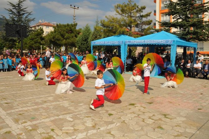 Akşehir Belediyesinden 2 bin 500 çanta ve kırtasiye seti