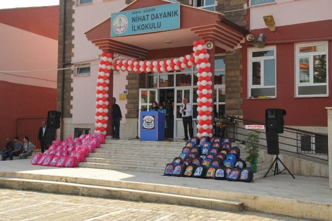 Akşehir Belediyesinden 2 bin 500 çanta ve kırtasiye seti