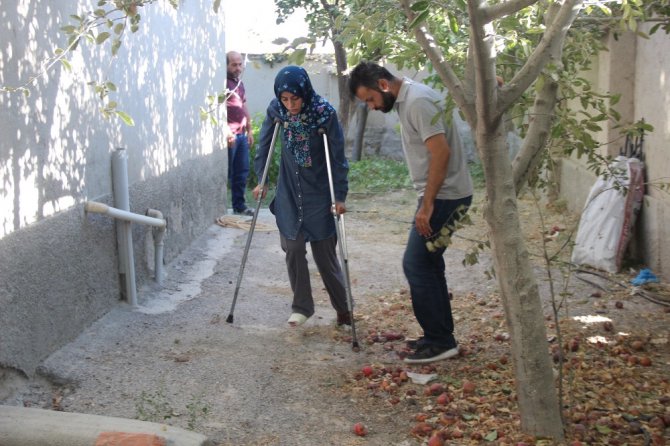 Ölü taklidi yaparak elinden kurtulduğu katilin bulunmasını istiyor
