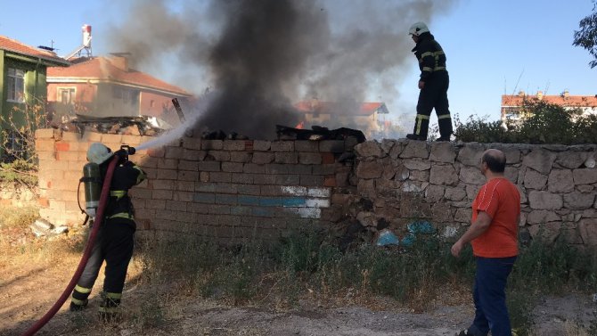 Odunlukta çıkan yangına hortumlu müdahale