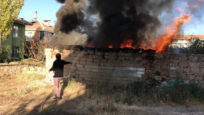 Odunlukta çıkan yangına hortumlu müdahale