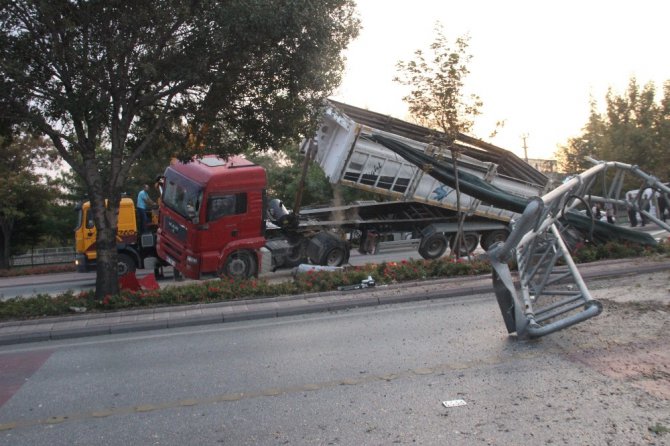 Damperi açılan kamyon çarptığı EDS direğiyle birlikte devrildi