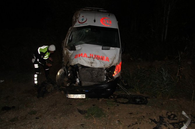 Görevden dönen ambulans şarampole yuvarlandı: 4 yaralı