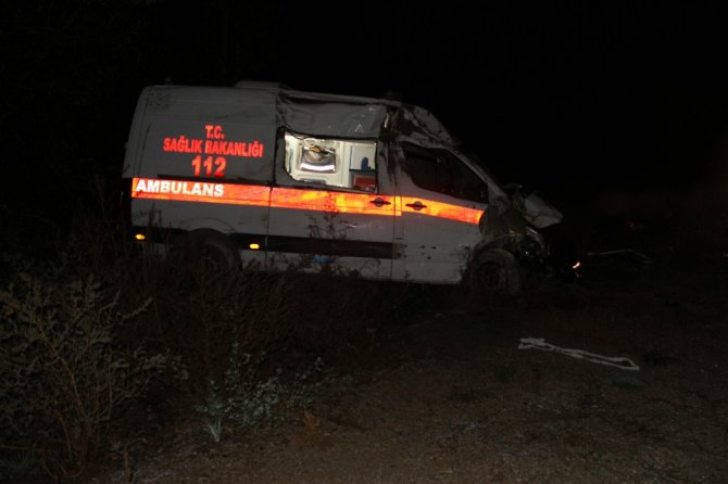 Görevden dönen ambulans şarampole yuvarlandı: 4 yaralı