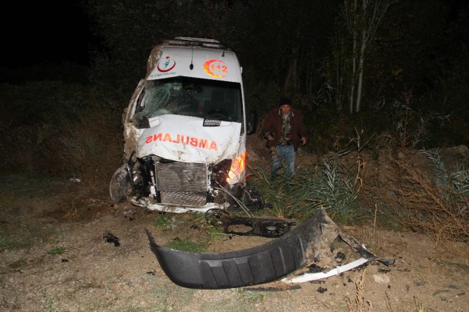 Görevden dönen ambulans şarampole yuvarlandı: 4 yaralı