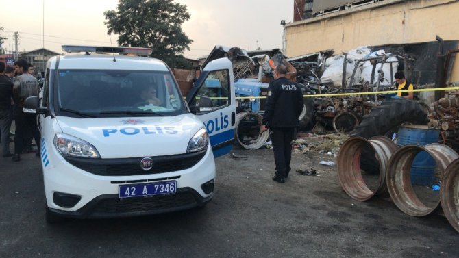 Hurda traktörün yanında ölü bulundu