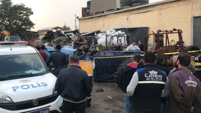 Hurda traktörün yanında ölü bulundu